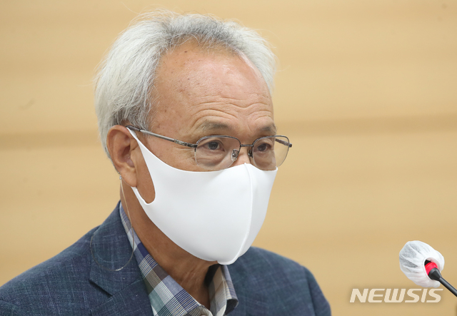 [서울=뉴시스]조수정 기자 = 경제사회노동위원회 문성현 위원장이 14일 오후 서울 종로구 경사노위 대회의실에서 온라인 기자간담회를 하고 있다. 2021.06.14. chocrystal@newsis.com