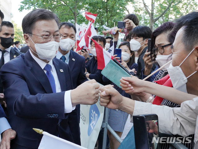 [비엔나(오스트리아)=뉴시스]박영태 기자 = 오스트리아를 국빈방문한 문재인 대통령이 13일 오후(현지시간) 비엔나 숙소 앞에서 교민들과 인사하고 있다. 2021.06.14. since1999@newsis.com