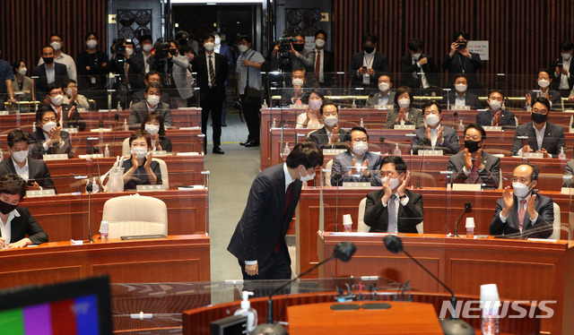 [서울=뉴시스]추상철 기자 = 이준석 국민의힘 당 대표가 14일 오후 서울 여의도 국회 예결위 회의장에서 열린 '국민의힘 의원총회'에 참석해 인사를 하고 있다. (공동취재사진) 2021.06.14. photo@newsis.com