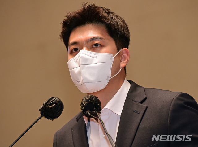 [서울=뉴시스]추상철 기자 = 김용태 국민의힘 청년최고위원이 14일 오후 서울 여의도 국회 예결위 회의장에서 열린 '국민의힘 의원총회'에 참석해 발언하고 있다. (공동취재사진) 2021.06.14. photo@newsis.com