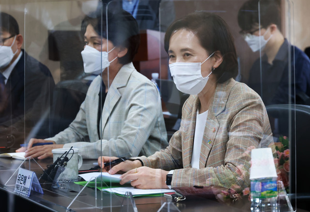 [서울=뉴시스]유은혜 사회부총리 겸 교육부 장관이 14일 서울 영등포구 한국안전시설안전원 대회의실에서 대교협, 전문대교협 회장단을 만나 간담회를 개최하고 있다. (사진=교육부 제공) 2021.06.14. photo@newsis.com *재판매 및 DB 금지