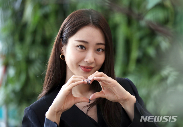 [서울=뉴시스]조성우 기자 = 드라마 '언더커버'에 출연한 배우 박경리가 14일 오전 서울 중구 뉴시스 본사에서 인터뷰에 앞서 포즈를 취하고 있다. 2021.06.15. xconfind@newsis.com