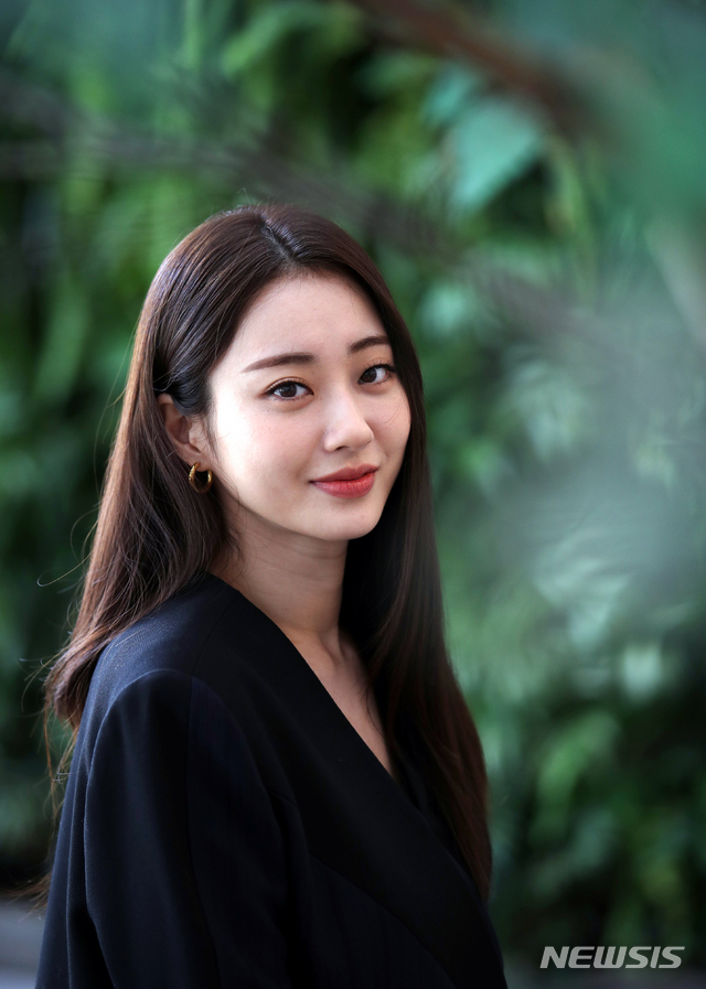 [서울=뉴시스]조성우 기자 = 드라마 '언더커버'에 출연한 배우 박경리가 14일 오전 서울 중구 뉴시스 본사에서 인터뷰에 앞서 포즈를 취하고 있다. 2021.06.15. xconfind@newsis.com