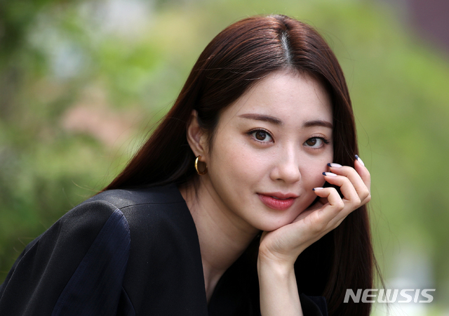 [서울=뉴시스]조성우 기자 = 드라마 '언더커버'에 출연한 배우 박경리가 14일 오전 서울 중구 뉴시스 본사에서 인터뷰에 앞서 포즈를 취하고 있다. 2021.06.15. xconfind@newsis.com