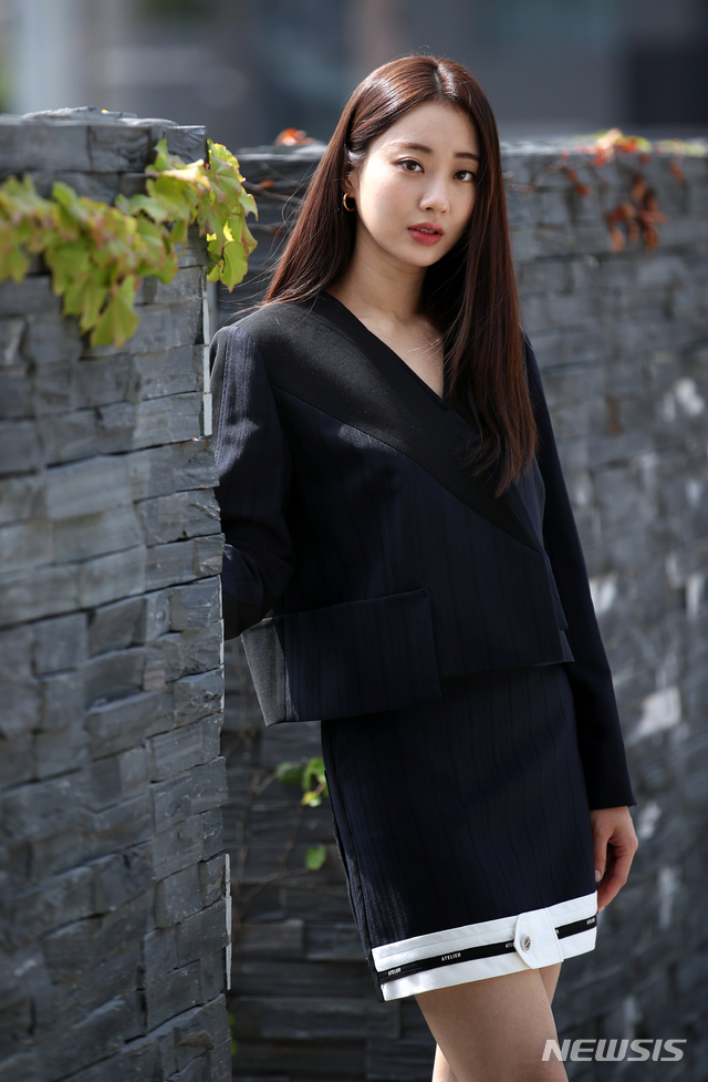 [서울=뉴시스]조성우 기자 = 드라마 '언더커버'에 출연한 배우 박경리가 14일 오전 서울 중구 뉴시스 본사에서 인터뷰에 앞서 포즈를 취하고 있다. 2021.06.15. xconfind@newsis.com