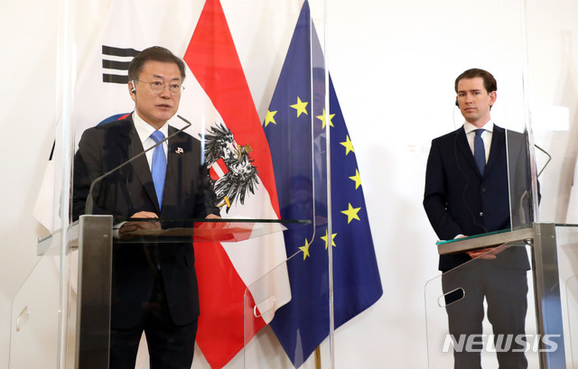 [비엔나(오스트리아)=뉴시스]박영태 기자 = 오스트리아를 국빈 방문중인 문재인 대통령이 14일(현지시간) 오스트리아 비엔나 총리실에서 제바스티안 쿠르츠 총리와의 공동기자회견을 하고 있다. 2021.06.14. since1999@newsis.com