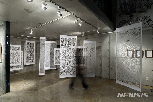 [서울=뉴시스] 코모레비, 이주희, paper cutting series, 2018, 설치 (사진=아트1 제공) 2021.06.15. photo@newsis.com