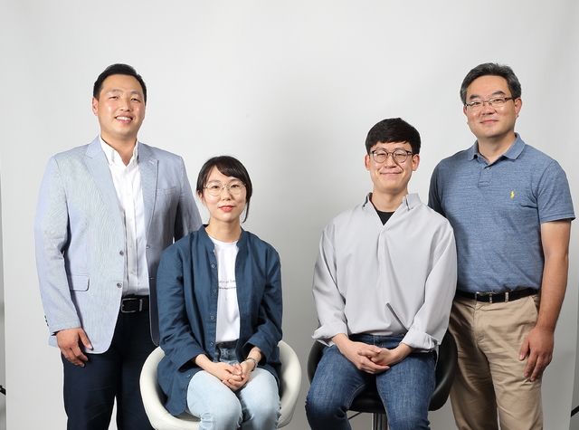 [울산=뉴시스] 구미현 기자 = UNIST(울산과학기술원)는 신소재공학과 손재성·채한기 교수팀과 애리조나 주립대 권범진 교수이 열전소재인 구리-셀레나이드(Cu2Se)를 벌집 형태로 3D 프린팅해 발전기 내구성과 효율을 높이는 기술을 개발했다고 15일 밝혔다. 사진은 손재성 교수, 주혜진 연구원, 추승준 연구원, 채한기 교수. 2021.06.15. (사진=UNIST 제공) *재판매 및 DB 금지