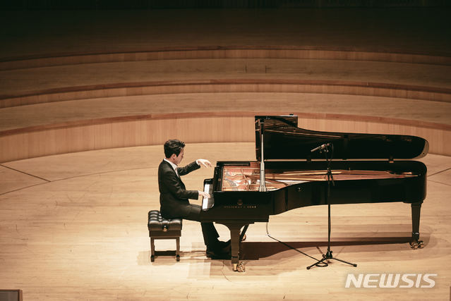 [서울=뉴시스]피아니스트 신창용(사진=롯데콘서트홀 제공)2021.06.15 photo@newsis.com 