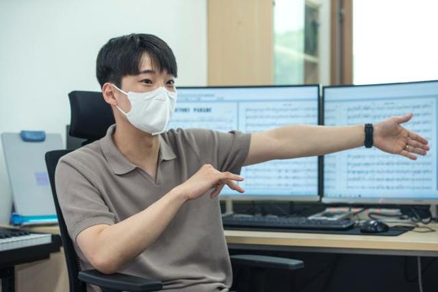 [서울=뉴시스] 우리 군의 새 행진곡 ‘빅토리 퍼레이드’를 작곡한 조성인 씨가 국방부 근무지원단 군악대대 사무실에서 작곡 과정을 설명하고 있다. 조씨는 군악대대 소속으로 이 곡을 작곡한 뒤 지난 3월 전역했다. 2021.06.15. (사진=국방일보 제공) *재판매 및 DB 금지