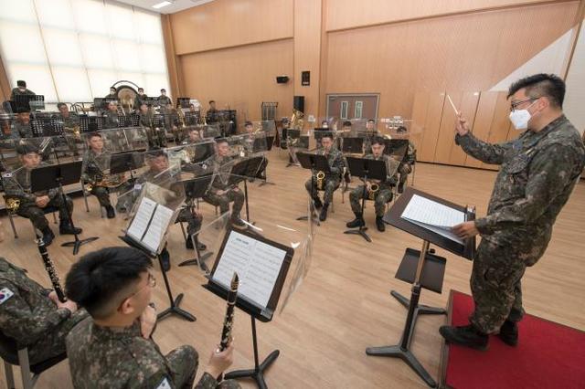 [서울=뉴시스] 행진곡 ‘빅토리 퍼레이드’는 6·25 전쟁 당시 서울을 재탈환한 모습을 상상하며 만들어졌다. 사진은 국방부 근무지원단 군악대대 장병들이 국군이 위풍당당하게 행진하는 모습을 표현하며 연주하는 모습. 2021.06.15. (사진=국방일보 제공) *재판매 및 DB 금지