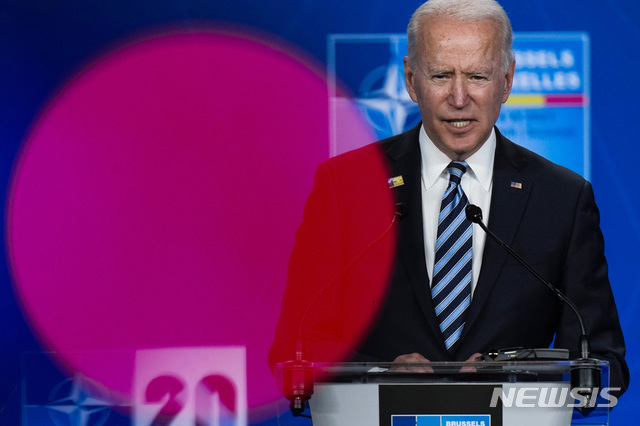 [브뤼셀=AP/뉴시스]조 바이든 미국 대통령이 14일(현지시간) 브뤼셀에서 북대서양조약기구(NATO·나토) 정상회의를 마친 뒤 기자회견을 하고 있다. 2021.06.15.