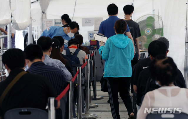 [서울=뉴시스]조성우 기자 = 지난 15일 오전 서울 영등포구 임시선별진료소에서 시민들이 코로나19 검사를 받기 위해 기다리고 있다. 2021.06.15. xconfind@newsis.com