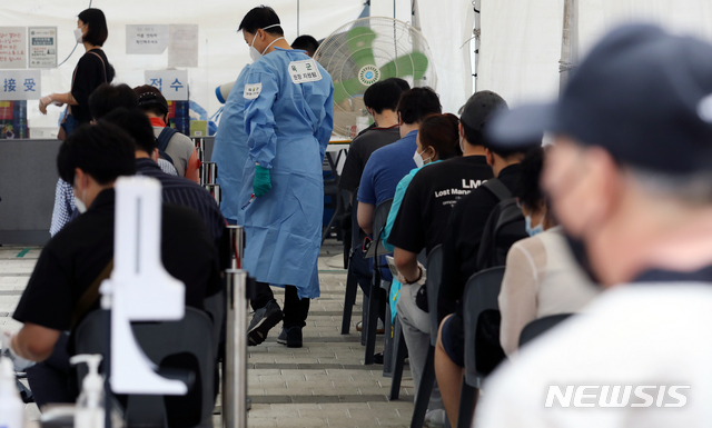 [서울=뉴시스]조성우 기자 = 지난 15일 오전 서울 영등포구 임시선별진료소에서 시민들이 검사를 받기 위해 기다리고 있다. 2021.06.15. xconfind@newsis.com