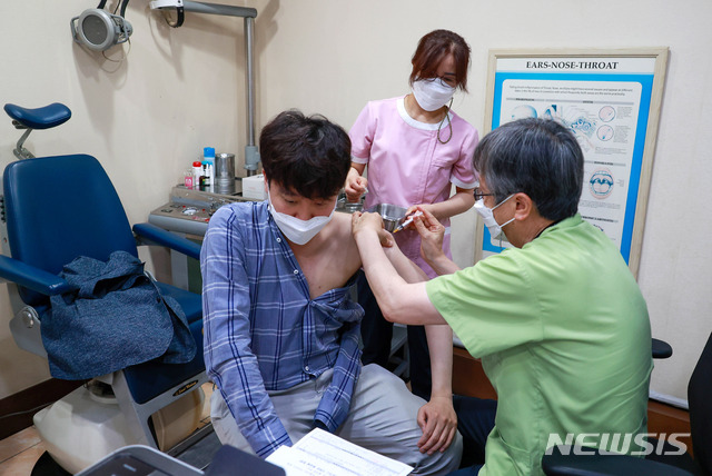 [서울=뉴시스]국회사진기자단 = 이준석 국민의힘 대표가 15일 오전 서울 노원구 한 병원에서 코로나19 백신(얀센)을 접종받고 있다. 2021.06.15. photo@newsis.com