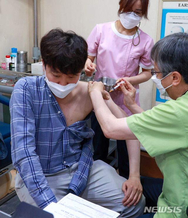 [서울=뉴시스]국회사진기자단 = 이준석 국민의힘 대표가 15일 오전 서울 노원구 한 병원에서 코로나19 백신(얀센)을 접종받고 있다. 2021.06.15. photo@newsis.com