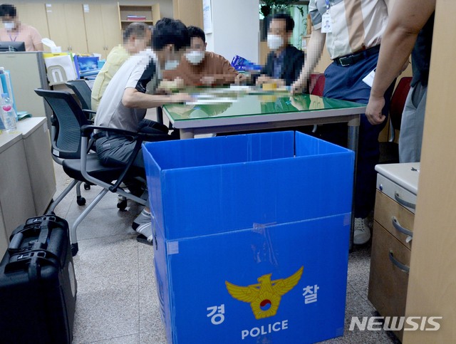 [광주=뉴시스] 김혜인 기자 = 광주경찰청 수사관들이 15일 오후 광주 동구청 사무실에서 학동 재개발4구역 철거현장 붕괴 사고와 관련해 압수수색을 벌이고 있다. 2021.06.15.hyein0342@newsis.com 