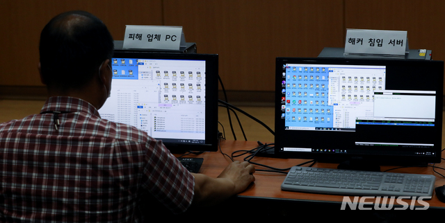 [서울=뉴시스]조수정 기자 = 서울지방경찰청 사이버안전과 사이버수사대는 고객 PC에 랜섬웨어를 설치하는 등의 수법으로 돈을 챙긴 PC 수리기사 일당을 검거했다고 밝혔다. 서울경찰청 관계자가 '.enc' 확장자로 암호화 시켰다가 복호화 하는 범행 과정을 시연하고 있다. 왼쪽이 피해 업체 PC, 오른쪽은 해커 침입 서버. 2021.06.16. chocrystal@newsis.com
