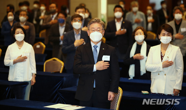 [서울=뉴시스]국회사진기자단 = 이재명 경기도지사가 15일 오후 서울 용산구 백범 김구 기념관에서 열린 '민주평화광장·성공포럼 공동 토론회'에 참석해 국민의례 하고 있다. 2021.06.15. photo@newsis.com