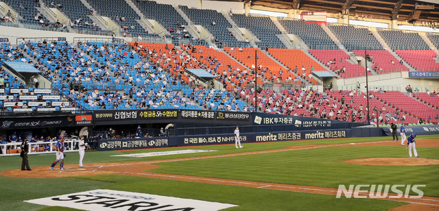 [서울=뉴시스]박주성 기자 = 15일 오후 서울 잠실야구장에서 열린 2021 신한은행 SOL KBO리그 삼성 라이온즈와 두산 베어스의 경기에서 팬들이 관람을 하고 있다. 문화체육관광부는 프로축구 K리그와 프로야구는 현재 사회적 거리두기 1.5단계 지역에서 전체 좌석의 30%까지, 2단계 지역에서는 10%까지 입장이 가능했지만 오는 14일부터 향후 3주간은 1.5단계 지역의 경우 50%, 2단계 지역은 30%까지 관중을 받을 수 있다고 밝혔다. 2021.06.15. park7691@newsis.com