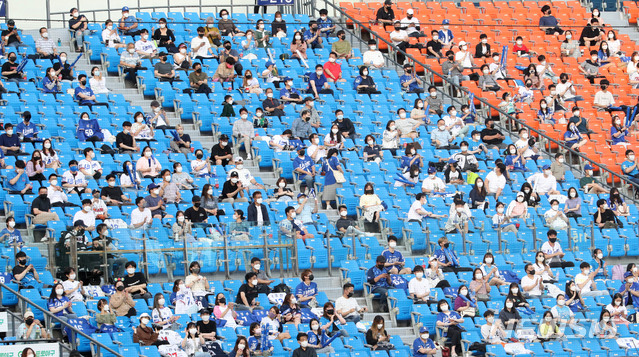 [서울=뉴시스]박주성 기자 = 15일 오후 서울 잠실야구장에서 열린 2021 신한은행 SOL KBO리그 삼성 라이온즈와 두산 베어스의 경기에서 팬들이 관람을 하고 있다. 문화체육관광부는 프로축구 K리그와 프로야구는 현재 사회적 거리두기 1.5단계 지역에서 전체 좌석의 30%까지, 2단계 지역에서는 10%까지 입장이 가능했지만 오는 14일부터 향후 3주간은 1.5단계 지역의 경우 50%, 2단계 지역은 30%까지 관중을 받을 수 있다고 밝혔다. 2021.06.15. park7691@newsis.com