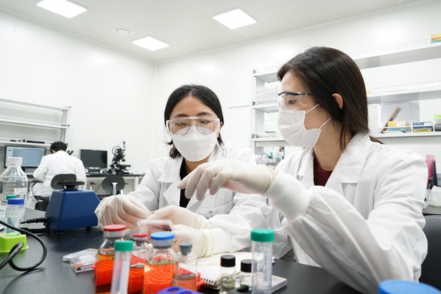 쿼드메디슨 연구원들이 골다공증 치료제 마이크로니들 개발 관련 실험을 하고 있다. (사진=쿼드메디슨 제공) *재판매 및 DB 금지