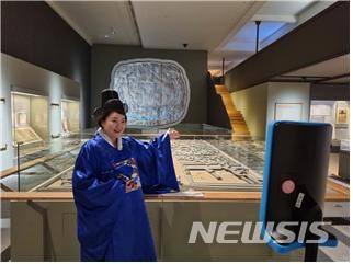 [서울=뉴시스] 텔레프레즌스 로봇으로 통해 병원·학교 대상으로 교육하는 프로그램 운영 모습 (사진=서울역사박물관 제공) 2021.06.16. photo@newsis.com&nbsp; 