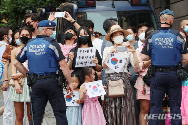 [마드리드(스페인)=뉴시스]박영태 기자 = 스페인을 국빈 방문 중인 문재인 대통령이 15일(현지시간) 스페인 마드리드 시청을 방문하자 교민들이 환영을 하고 있다. 2021.06.16. since1999@newsis.com