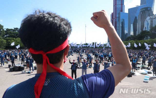 [서울=뉴시스] 고승민 기자 = 사회적 합의기구 일정에 맞춰 이틀째 상경투쟁을 진행하고 있는 전국택배노동조합 회원들이 16일 서울 여의도공원에서 열린 문화제에서 '임을 위한 행진곡'을 제창하고 있다. 2021.06.16. kkssmm99@newsis.com