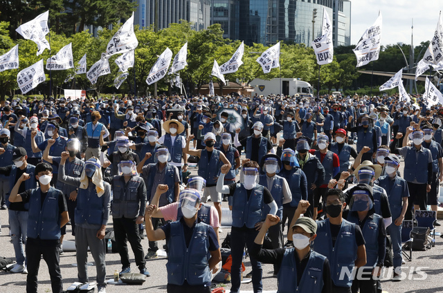 [서울=뉴시스] 고승민 기자 = 사회적 합의기구 일정에 맞춰 이틀째 상경투쟁을 진행하고 있는 전국택배노동조합 회원들이 지난 16일 서울 여의도공원에서 열린 문화제에서 '임을 위한 행진곡'을 제창하고 있다. 2021.06.16. kkssmm99@newsis.com