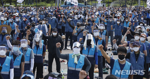 [서울=뉴시스] 고승민 기자 = 사회적 합의기구 일정에 맞춰 이틀째 상경투쟁을 진행하고 있는 전국택배노동조합 회원들이 16일 서울 여의도공원에서 열린 문화제에서 '임을 위한 행진곡'을 제창하고 있다. 2021.06.16. kkssmm99@newsis.com