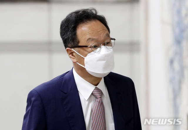 [서울=뉴시스]홍효식 기자 = 골관절염 유전자치료제 ‘인보사 케이주’의 성분 변경에 관여했다는 의혹으로 기소된 후 2심에서 무죄가 확정된 이우석 전 코오롱생명과학 대표가 형사보상을 받게 됐다. 사진은 이 전 대표가 2021년 6월 16일 오전 서울 서초구 서울중앙지법에서 열리는 속행 공판에 출석하는 모습. 2026.10.23. yesphoto@newsis.com