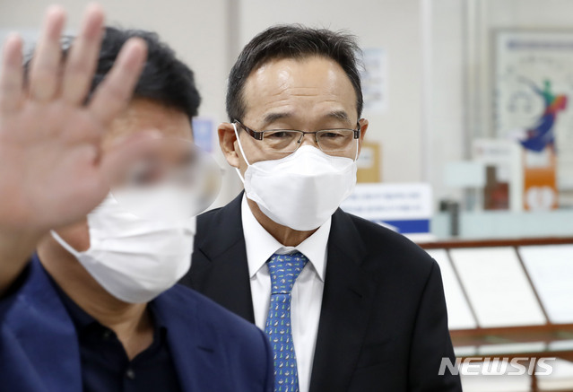 [서울=뉴시스]홍효식 기자 = 하이마트 매각 과정에서 회사에 수천억원대 손해를 끼친 혐의로 실형을 확정받은 선종구 전 롯데하이마트 회장이 현재 캄보디아에 체류 중이지만 범죄인 인도가 되지 않고 있는 사실이 뒤늦게 드러났다. 사진은 선 전 회장. (사진=뉴시스DB) 2026.03.23. yesphoto@newsis.com