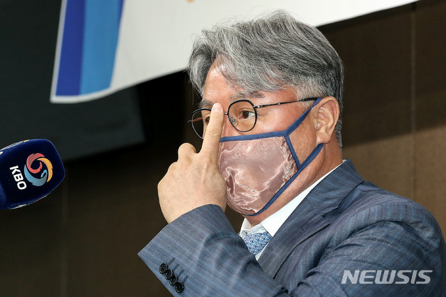 [서울=뉴시스]김병문 기자 = 김경문 감독이 16일 오전 서울 강남구 KBO에서 2020 도쿄올림픽 야구 국가대표팀 명단발표를 하며 안경을 만지고 있다. 2021.06.16. dadazon@newsis.com