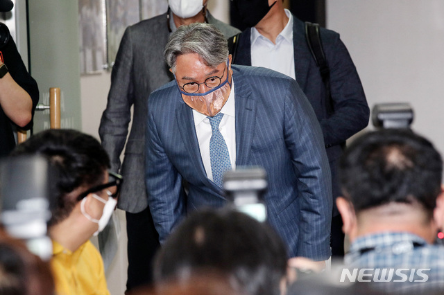 [서울=뉴시스]김병문 기자 = 김경문 감독이 16일 오전 서울 강남구 KBO에서 2020 도쿄올림픽 야구 국가대표팀 명단발표에 앞서 인사를 하고 있다. 2021.06.16. dadazon@newsis.com