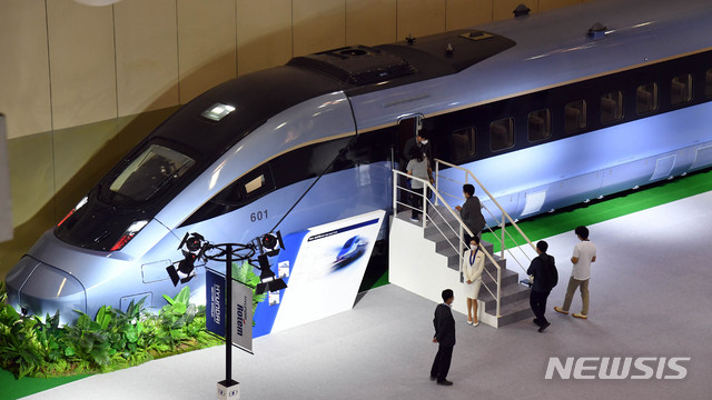 [부산=뉴시스]하경민 기자 = '2021 부산국제철도기술산업전'(RailLog Korea 2021)이 개막한 16일 부산 해운대구 벡스코 제1전시장을 찾은 관람객들이 한국의 차세대 주력 고속열차로 운행될 동력분산식 고속차량(EMU-고속차량)을 둘러보고 있다. 국내 유일 철도 관련 전시회인 이번 행사는 95개 업체가 참가해 신기술을 소개한다. 행사는 19일까지 계속된다. 2021.06.16. yulnetphoto@newsis.com