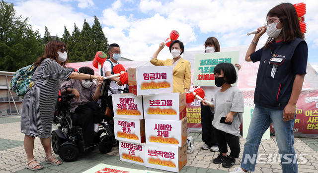 [서울=뉴시스]고범준 기자 = 소비자기후행동 시민단체 회원들이 지난 2021년 6월 16일 서울 여의도 국회 정문 앞에서 소비기한표시제 도입을 촉구하는 기자회견을 하고 있다. 2021.06.16. bjko@newsis.com