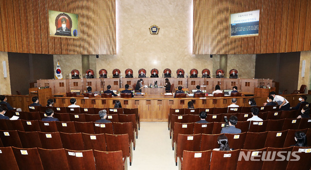 [서울=뉴시스]홍효식 기자 = 김명수 대법원장과 대법관들이 지난 6월16일 오후 서울 서초구 대법원에서 열린 주거침입죄 사건에 관한 공개변론에 참석해 자리하고 있다. 2021.06.16. yesphoto@newsis.com