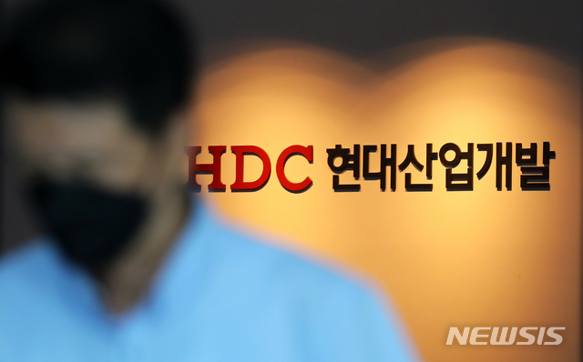 [서울=뉴시스]정병혁 기자 = 광주 동구 학동 재개발사업 4구역 5층 건물 붕괴 참사 원인을 밝히기 위해 수사 중인 경찰이 16일 서울 용산구 HDC현대산업개발 본사 압수수색을 진행했다. 광주경찰청 수사본부는 압수수색을 통해 철거용역 계약·현장 안전감독 관련 자료 일체를 확보했다. 사진은 16일 서울 용산구 HDC현대산업개발 본사의 모습. 2021.06.16. jhope@newsis.com