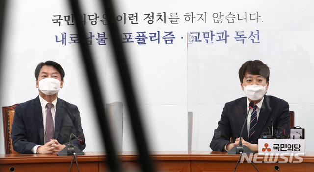 [서울=뉴시스]추상철 기자 = 이준석 국민의힘 당 대표가 16일 오후 서울 여의도 국회에서 안철수 국민의당 대표를 예방하고 있다. (공동취재사진) 2021.06.16. photo@newsis.com