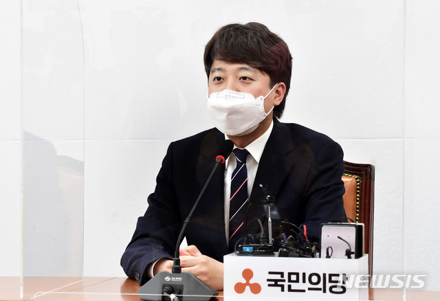 [서울=뉴시스]추상철 기자 = 이준석 국민의힘 당 대표가 16일 오후 서울 여의도 국회에서 안철수 국민의당 대표를 예방해 발언하고 있다. (공동취재사진) 2021.06.16. photo@newsis.com