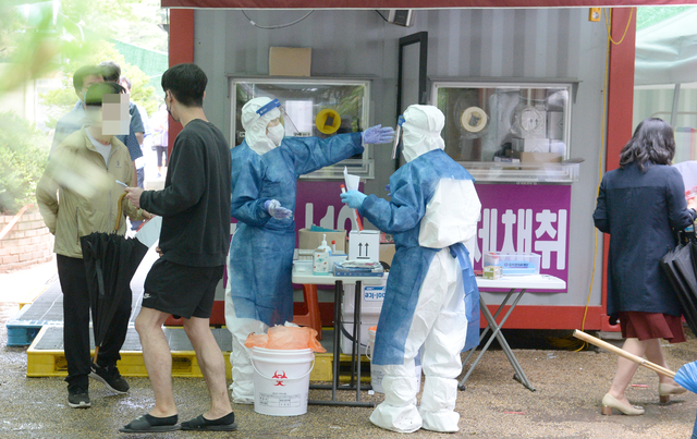 [울산=뉴시스] 배병수 기자 = 울산 북구 모 사우나에서 코로나19 집단감염이 발생한 지난 16일 오후 북구 보건소 임시 선별진료소에서 지역주민들이 코로나19 검사를 받고 있다. 2021.06.16. bbs@newsis.com