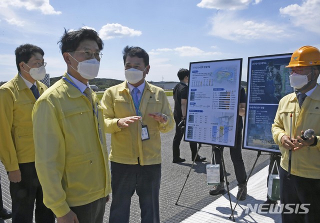[인천공항=뉴시스]공항사진기자단 = 노형욱 국토교통부장관과 김경욱 인천국제공항공사 사장 등이 16일 인천국제공항 제4활주로를 방문, 현장을 점검하고 있다. 인천공항 제4활주로는 17일 오전 1시부터 본격적인 운영에 들어간다. 2021.06.16. photo@newsis.com