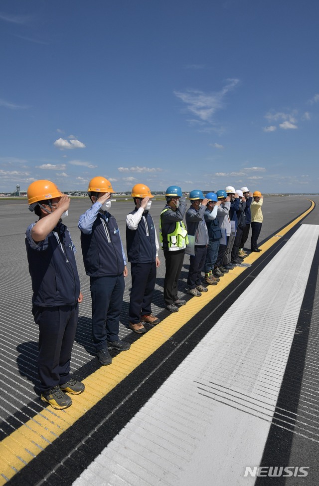 [인천공항=뉴시스]공항사진기자단 = 노형욱 국토교통부장관과 김경욱 인천국제공항공사 사장 등이 16일 점검차 인천국제공항 제4활주로를 방문한 가운데 활주로에 선 공항공사 임직원들이 인사하고 있다. 인천공항 제4활주로는 17일 오전 1시부터 본격적인 운영에 들어간다. 2021.06.16. photo@newsis.com