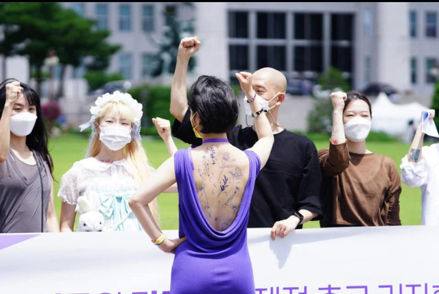 [서울=뉴시스] 류호정 정의당 의원이 16일 소셜네트워크서비스(SNS)를 통해 서울 여의도 국회 본청 앞에서 민주노총 타투 유니온 조합원들과 타투업법 제정 촉구 기자회견을 열었다는 글과 함께 사진을 게재했다. (사진=류호정 의원 SNS 캡처) 2021.06.16. photo@newsis.com *재판매 및 DB 금지