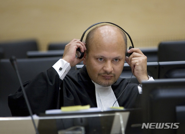 [헤이그(네덜란드)=AP/뉴시스]지난 2007년 6월4일 네덜란드 헤이그의 국제형사재판소(ICC) 시에라리온 특별재판 법정에 참석한 카림 칸 검사. 2021.6.16