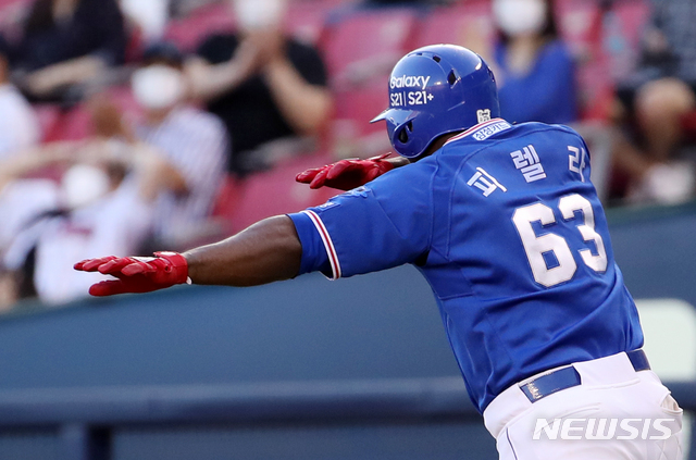 [서울=뉴시스]조성우 기자 = 16일 오후 서울 잠실야구장에서 열린 2021 신한은행 SOL KBO리그 삼성 라이온즈와 두산 베어스의 경기, 삼성 3회초 공격 1사 주자 만루서 피렐라가 만루 홈런을 때린 뒤 그라운드를 돌고 있다. 2021.06.16. xconfind@newsis.com