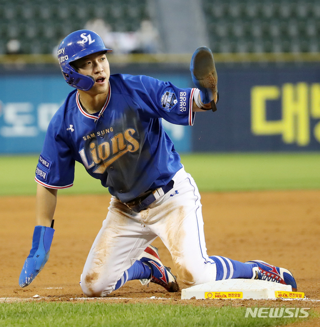 [서울=뉴시스]조성우 기자 = 16일 오후 서울 잠실야구장에서 열린 2021 신한은행 SOL KBO리그 삼성 라이온즈와 두산 베어스의 경기, 삼성 5회초 공격 1사 주자 2루 피렐라 타석 때 2루 주자 박해민이 폭투를 틈타 3루까지 출루하고 있다. 2021.06.16. xconfind@newsis.com