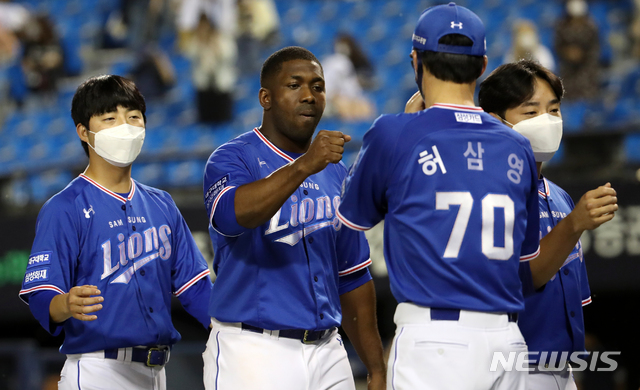 [서울=뉴시스]조성우 기자 = 16일 오후 서울 잠실야구장에서 열린 2021 신한은행 SOL KBO리그 삼성 라이온즈와 두산 베어스의 경기, 이날 만루 홈런을 기록하며 승리를 견인한 삼성 피렐라 등 선수들이 두산에 5-3으로 승리한 뒤 허삼영 감독과 하이파이브 하고 있다. 2021.06.16. xconfind@newsis.com