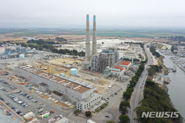 [서울=뉴시스] 정윤아기자=미국의 발전사인 Vistra가 미국 캘리포니아주 몬트레이 카운티 모스랜딩(Moss Landing) 지역에 가동 중인 모스랜딩 발전소 전경. Vistra는단일 ESS 사이트 기준으로 세계 최대 전력망 ESS를 구축했다.(사진제공=LG에너지솔루션)